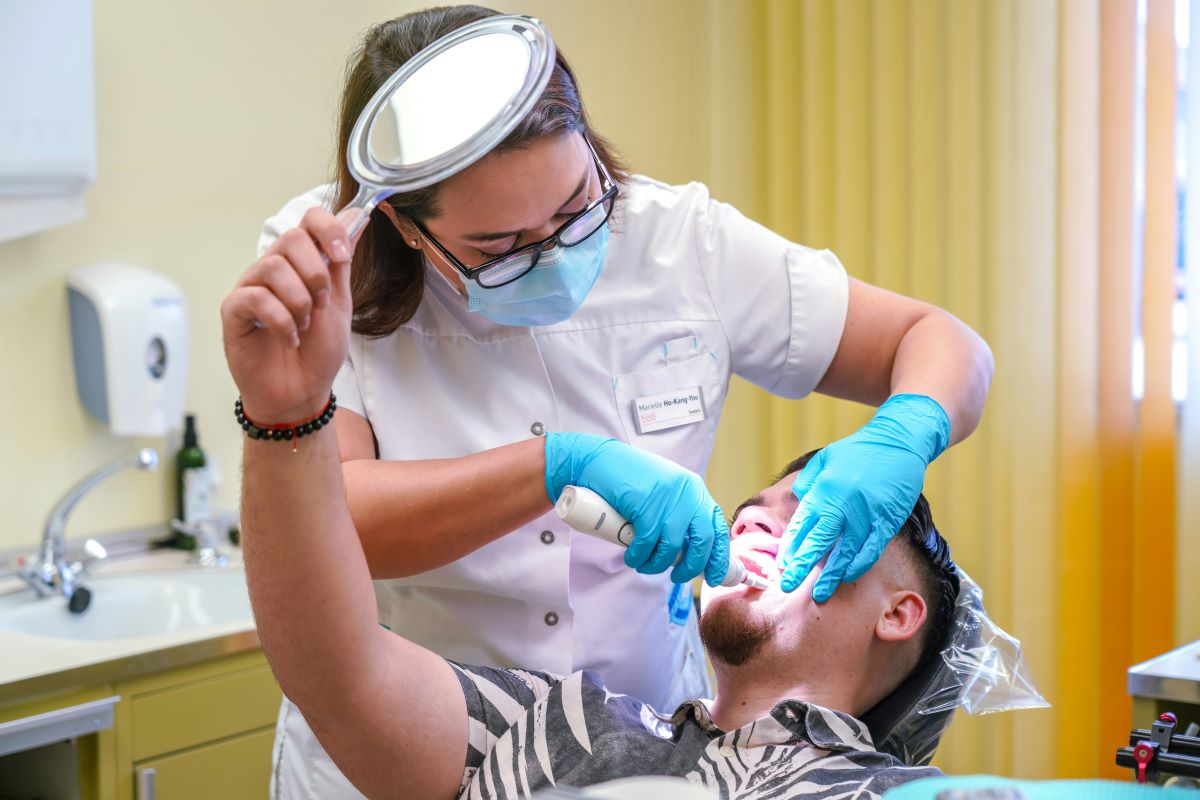 Dental assistant vs dental technician